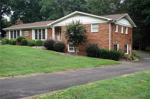702 2nd Avenue Ne Pl NE, Conover, NC 28613 photo 3