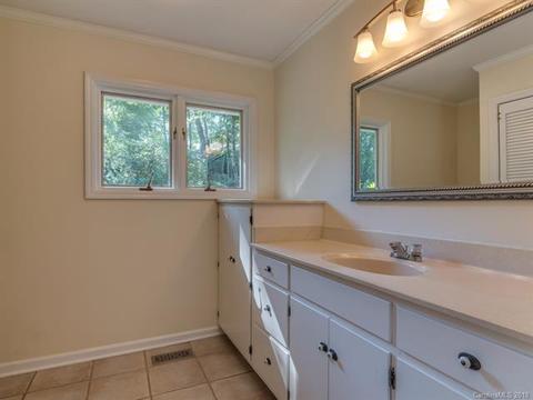 35 Paddock Ln, Tryon, NC 28782 photo 4