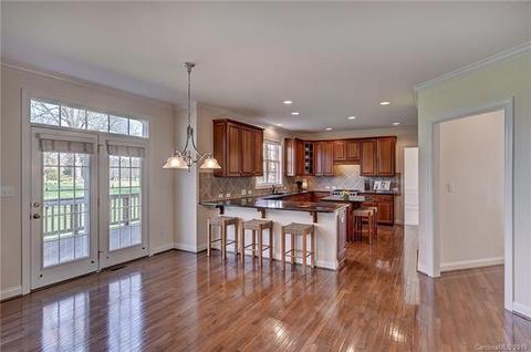402 Castlestone Ln, Matthews, NC 28104 photo 9