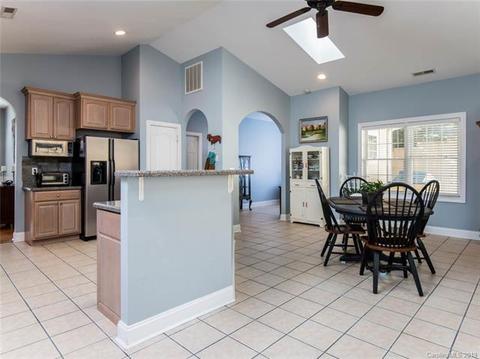 17 Devonshire Dr, Candler, NC 28715 photo 10