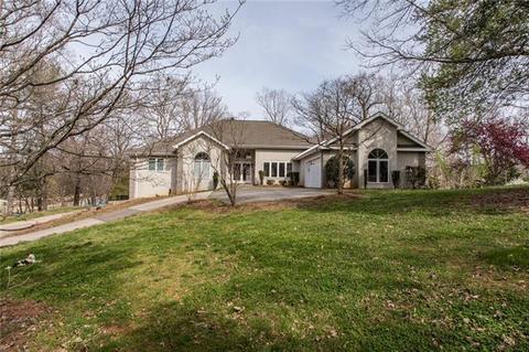3701 Pinecrest Dr NE, Hickory, NC 28601 photo 2