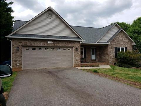 304 Pine Meadows Cir, Hickory, NC 28601 photo 1