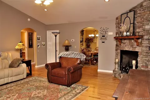 31 Midway Dr, Sylva, NC 28779 photo 2