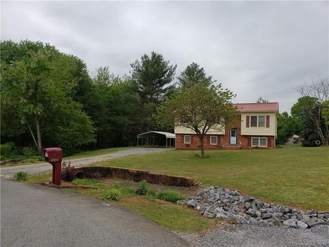 1237 Valley Ct, Hickory, NC 28602 photo 3