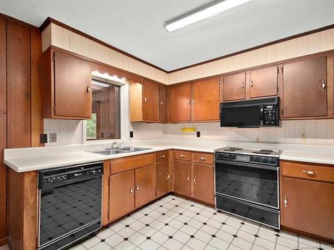 2027 Old Clyde Rd, Clyde, NC 28721 photo 9