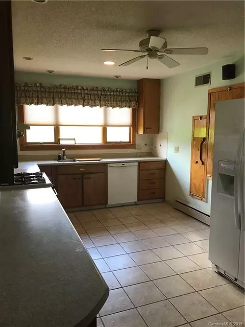 654 Summit Ave, Spruce Pine, NC 28777 photo 5