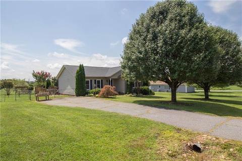 1389 Pear Dr, Conover, NC 28613 photo 1