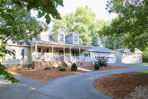 3935 Den Dr, Hickory, NC 28602 photo 1