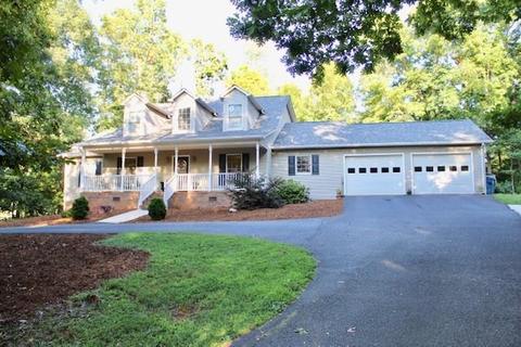 3935 Den Dr, Hickory, NC 28602 photo 2