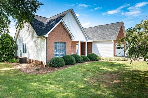 4395 Fox Trl, Hickory, NC 28601 photo 2