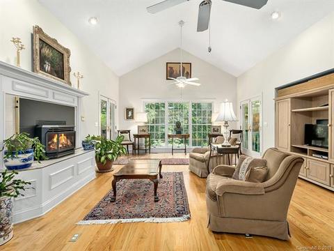 426 Summerset Dr, Clyde, NC 28721 photo 7