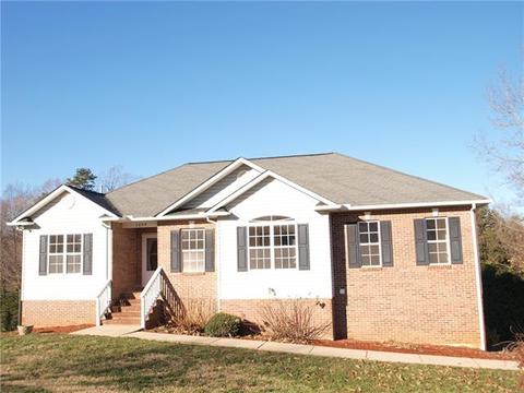 3294 Overbrook Dr, Conover, NC 28613 photo 2