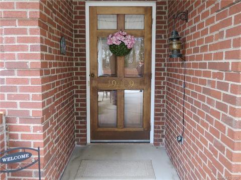 19909 Oak Leaf Cir, Cornelius, NC 28031 photo 2