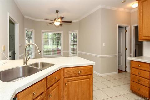8133 Forest Shadow Cir, Cornelius, NC 28031 photo 3