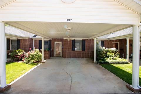 19822 Oak Leaf Cir, Cornelius, NC 28031 photo 2