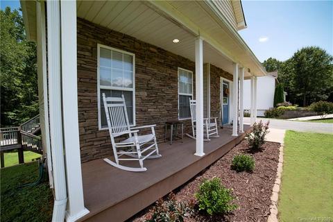 220 Pine Meadows Cir, Hickory, NC 28601 photo 2