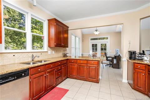 9005 Mapledale Ct, Cornelius, NC 28031 photo 6