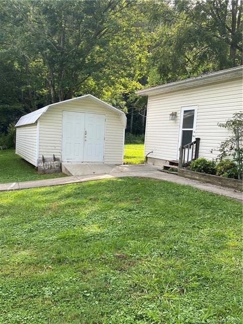 137 Walnut Rd, Clyde, NC 28721 photo 2