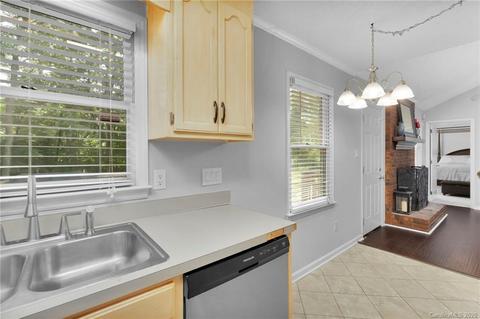 6915 Streamside Dr, Charlotte, NC 28212 photo 9