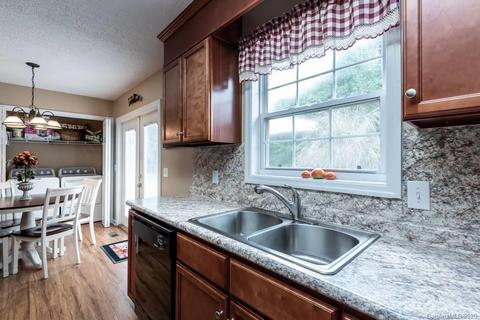 5426 Chestnut Dr, Hickory, NC 28602 photo 13