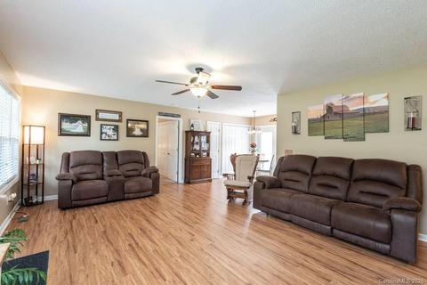 5426 Chestnut Dr, Hickory, NC 28602 photo 5