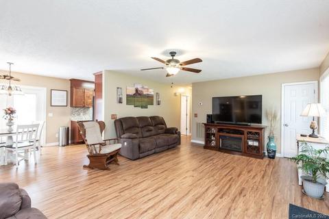 5426 Chestnut Dr, Hickory, NC 28602 photo 6