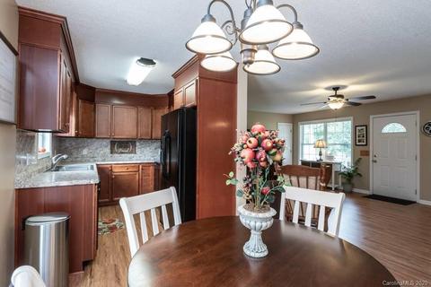 5426 Chestnut Dr, Hickory, NC 28602 photo 9