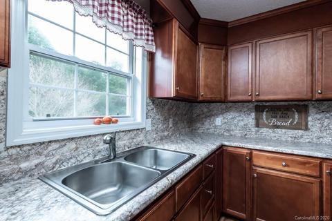 5426 Chestnut Dr, Hickory, NC 28602 photo 11