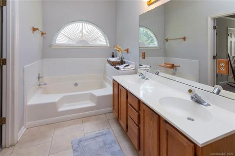 2725 Haversham Ct, Charlotte, NC 28216 photo 17