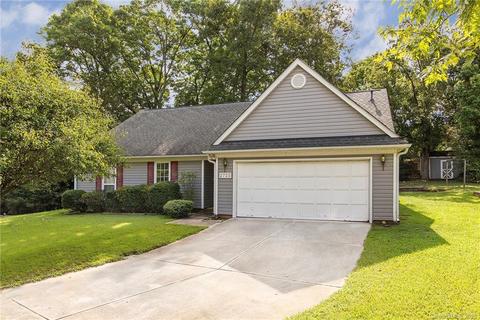 2725 Haversham Ct, Charlotte, NC 28216 photo 1