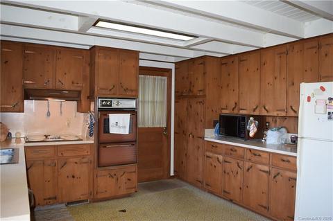 198 Spring Rd, Spruce Pine, NC 28777 photo 2