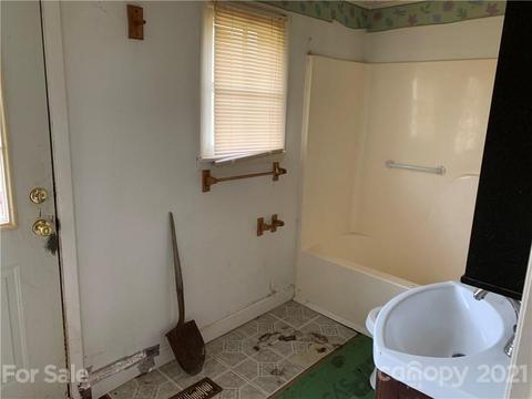 209 School St, Marion, NC 28752 photo 8