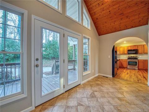 948 Redfield Dr, Clyde, NC 28721 photo 3