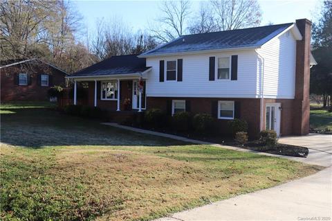 1010 Tangle Dr, Hickory, NC 28602 photo 1