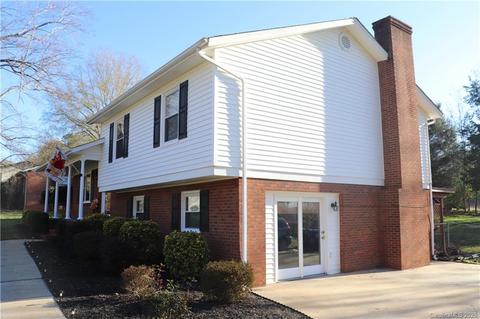 1010 Tangle Dr, Hickory, NC 28602 photo 4