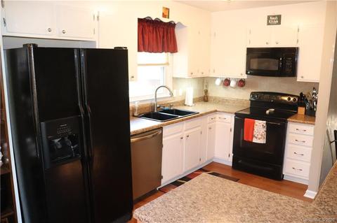 1010 Tangle Dr, Hickory, NC 28602 photo 9