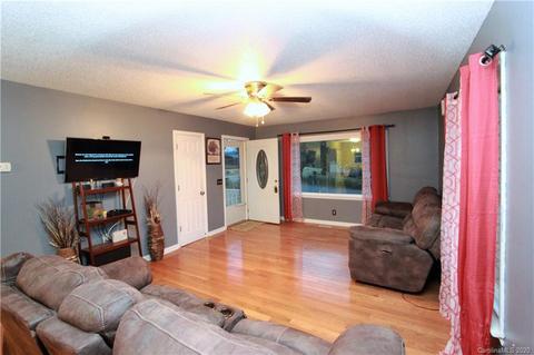 114 Sharon Pl, Hudson, NC 28638 photo 4