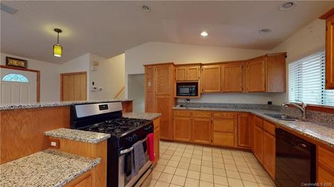 7725 Farmbrook Dr, Waxhaw, NC 28173 photo 9