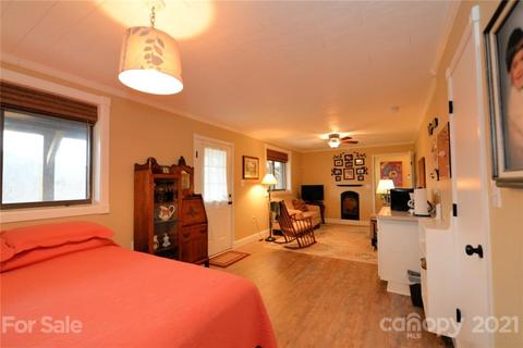 696 Lick Log Rd, Sylva, NC 28779 photo 8