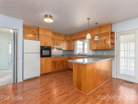 89 Pebblebrook St, Clyde, NC 28721 photo 4