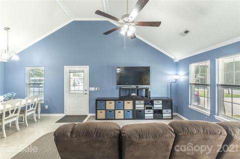 5752 Oak Dr, Charlotte, NC 28216 photo 11