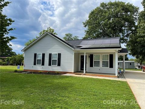 5752 Oak Dr, Charlotte, NC 28216 photo 1