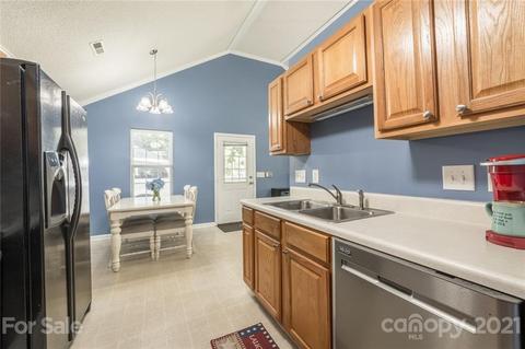5752 Oak Dr, Charlotte, NC 28216 photo 7