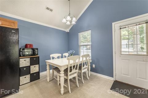 5752 Oak Dr, Charlotte, NC 28216 photo 9