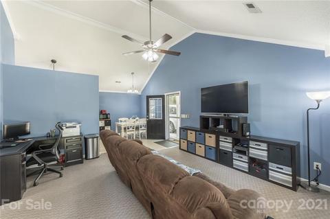 5752 Oak Dr, Charlotte, NC 28216 photo 14