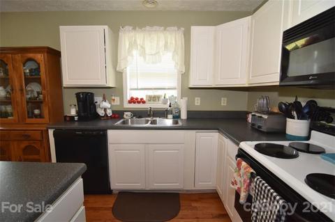 2107 Kyle Ct SE, Conover, NC 28613 photo 3