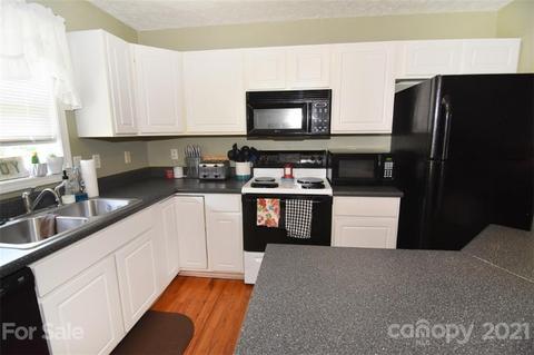 2107 Kyle Ct SE, Conover, NC 28613 photo 4