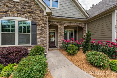 2018 Donovan Dr, Matthews, NC 28104 photo 2