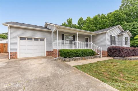 709 Bowen Dr, Lowell, NC 28098 photo 1
