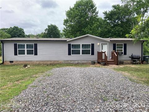 1365 Cape Hickory Rd, Hickory, NC 28601 photo 1